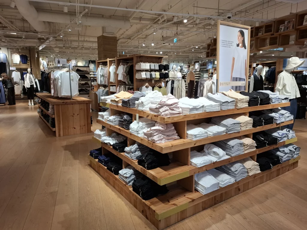 Mujin myymälän vaateosasto